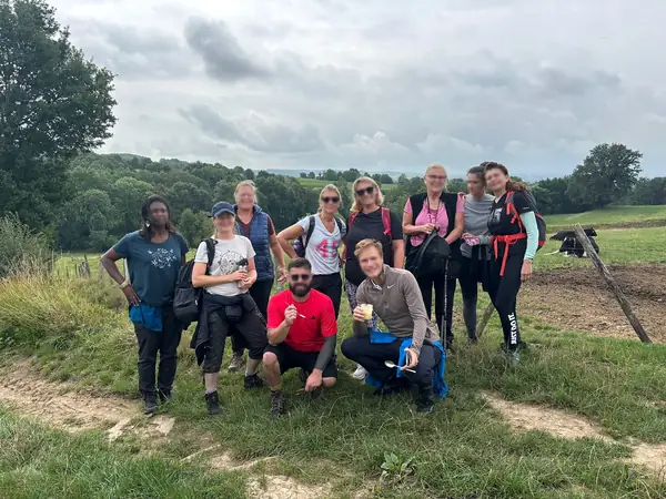 Groupe de participants posant en randonnée