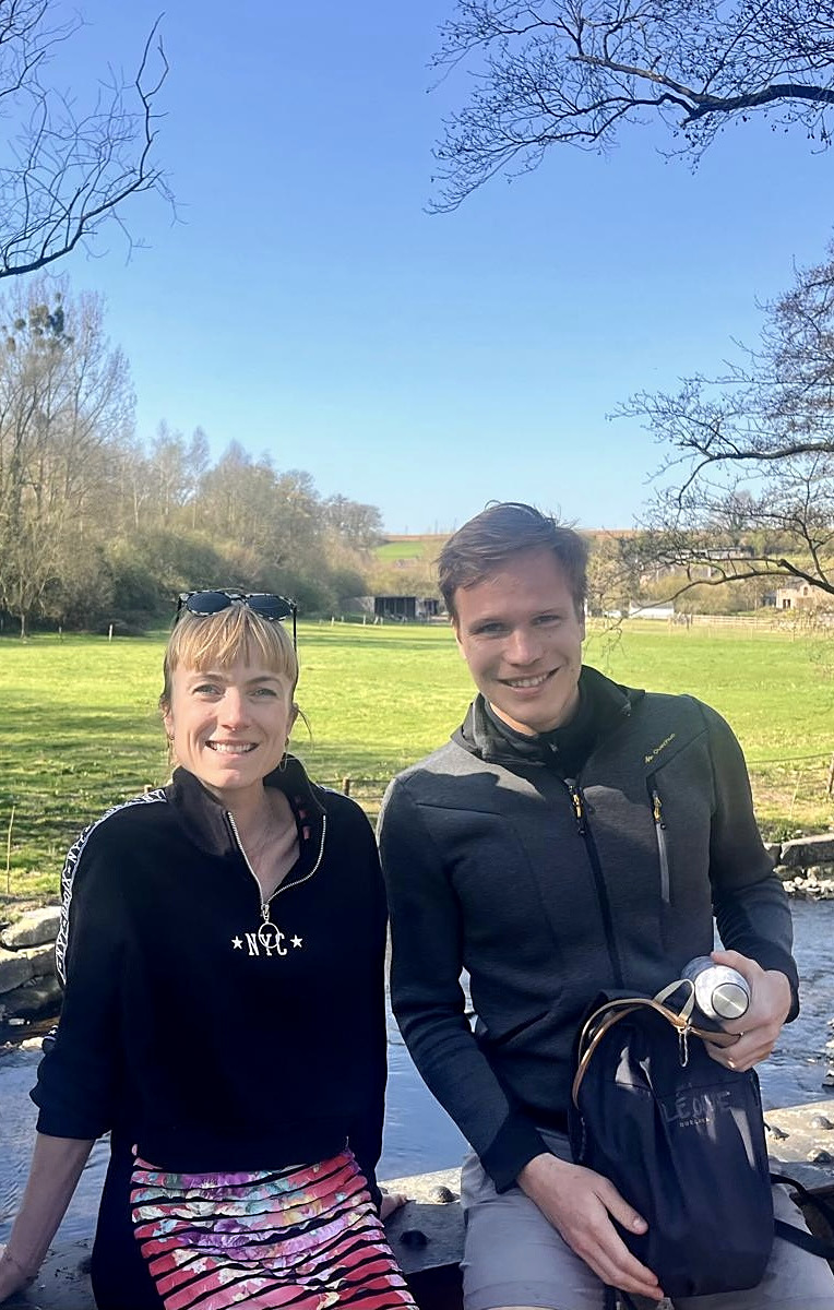 Deux participants au bord de la rivière au soleil