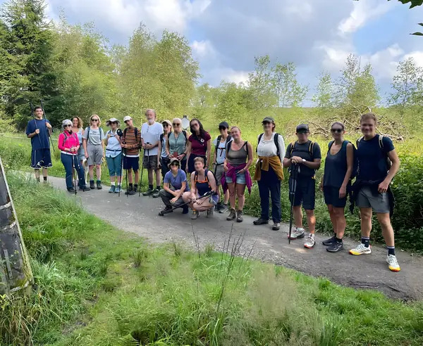 Photo de groupe des participants sur un chemin