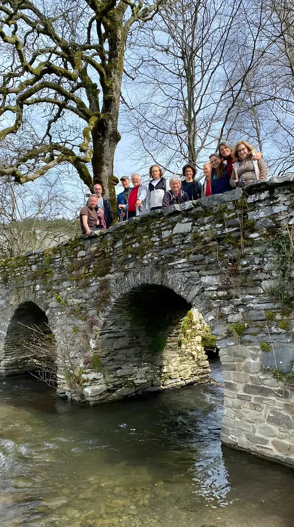 Groupe sur le pont en pierre
