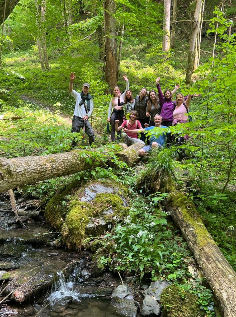 Groupe au bord du ruisseau en forêt