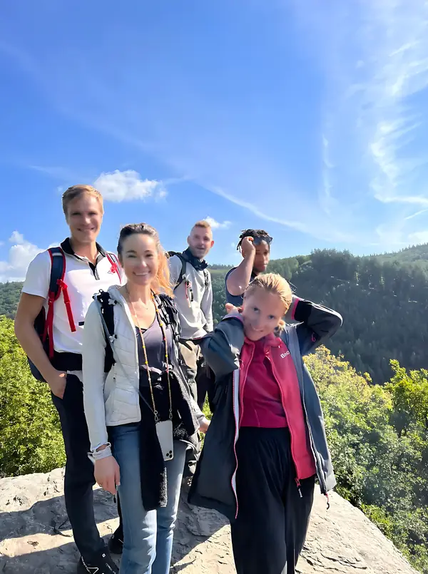 Groupe au sommet d'un rocher avec vue panoramique