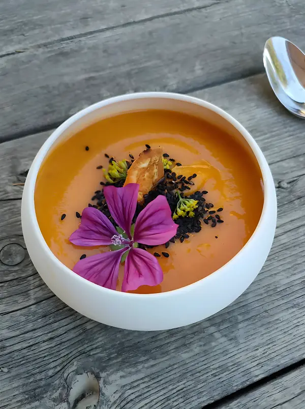 Soupe détox décorée d'une fleur