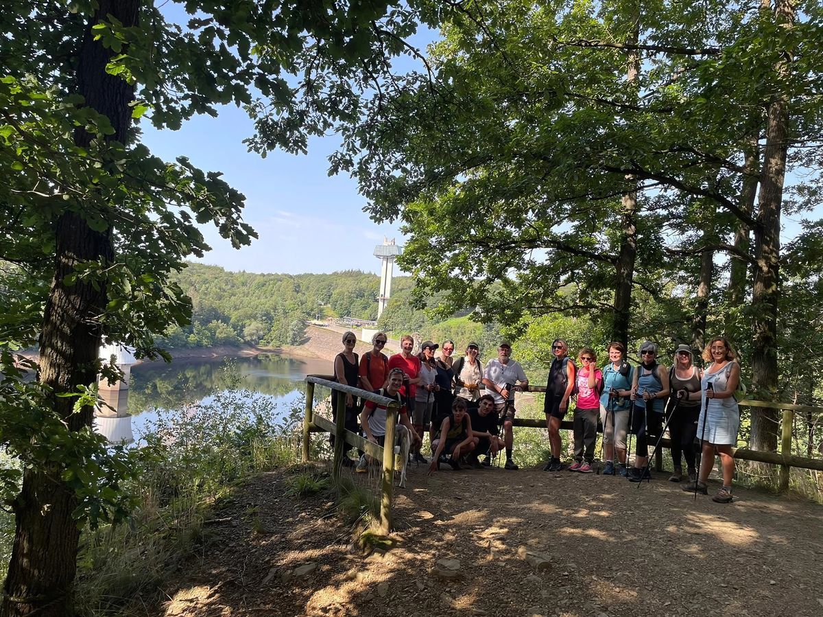 Photo de groupe devant le lac du barrage