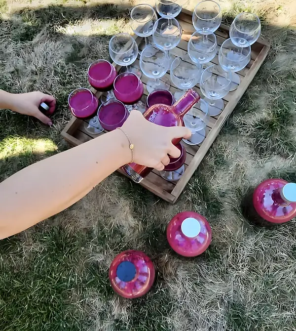 Jus de betterave servis sur l'herbe