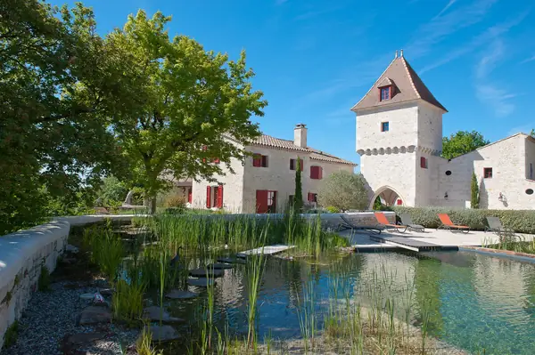Piscine extérieure et château